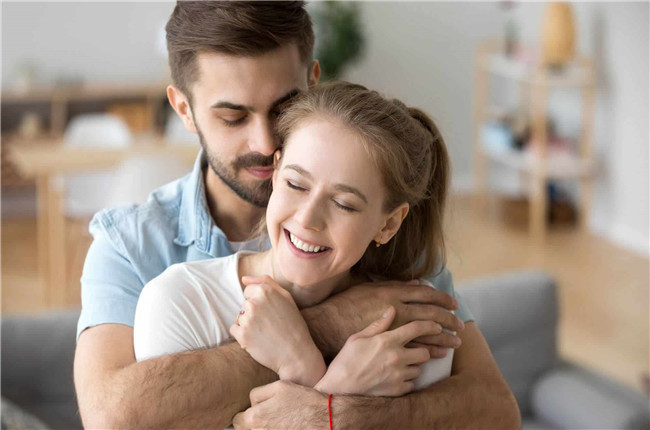 婚姻中幸福的两人